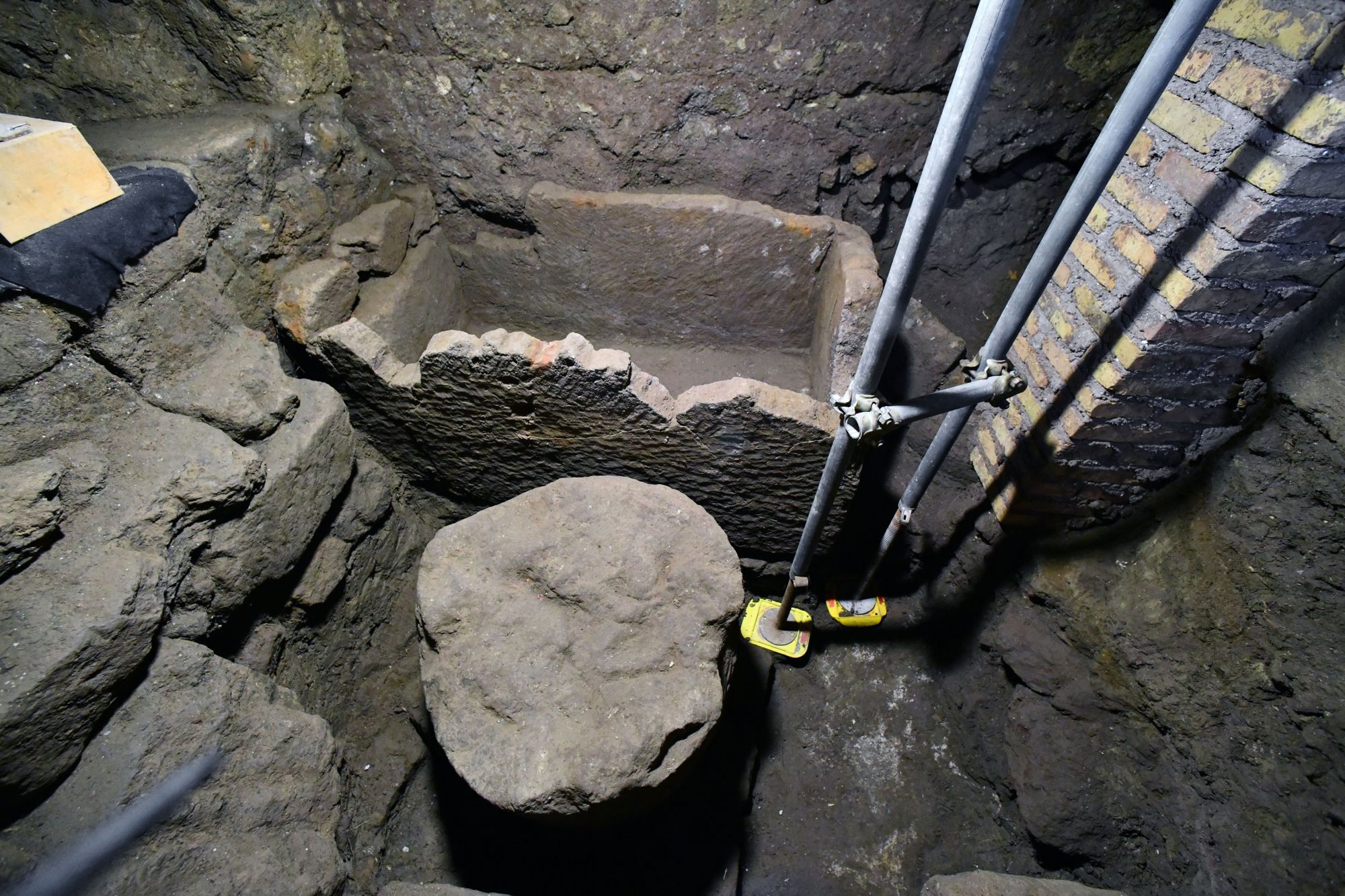 Intérieur de la chambre avec le sarcophage et le fameux autel circulaire.